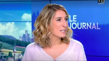 Le pull à détails strass argentés sur un col rond en cachemire de Caroline Delage dans William à midi le 29.01.2020