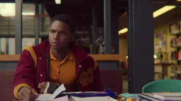 Polo naranja usado por Jackson Marchetti (Kedar Williams-Stirling) en Sex Education (S02E03)