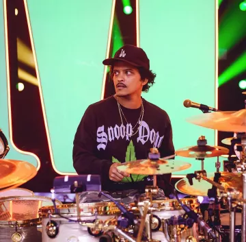 Snopp Dogg black hoodie worn by Bruno Mars on his Instagram account @brunomars