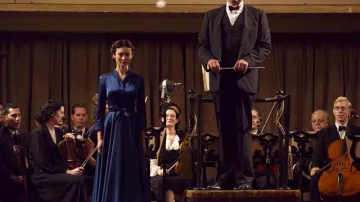 Robe chemise en satin bleu portée par Maria Veniaminovna Yudina (Olga Kurylenko) dans La Mort de Staline