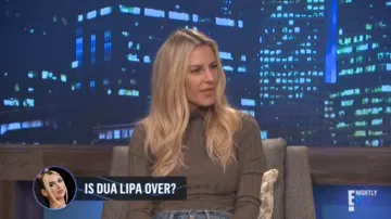 Totême Brun Collier Cavalier porté par Morgan Stewart sur E! News Du 28 Janvier 2020