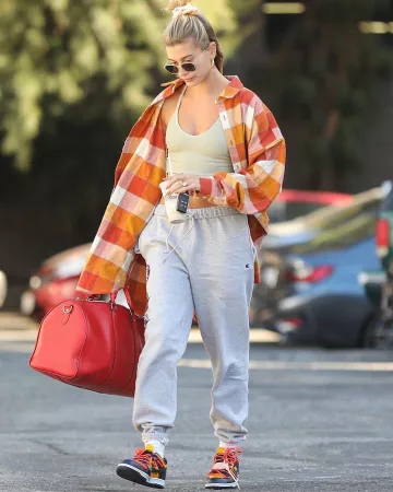 S. K Manor Hill Plaid Shirt porté par Hailey Baldwin à West Hollywood, le 29 janvier 2020
