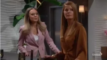 Veronica Beard Rose Boutonné Veste portée par Abby Newman (Melissa Ordway) comme on le voit sur les Jeunes et Les Agités 28 janvier 2020
