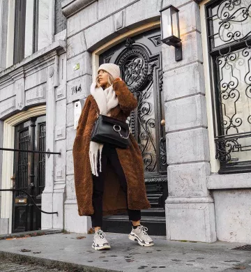 Brown Coat of Charlotte Olivia on the Instagram account @iamcharlotteolivia