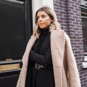 Sweater Black of Charlotte Olivia on the Instagram account @iamcharlotteolivia