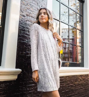 Mini vestido de lentejuelas de Charlotte Olivia en la cuenta de Instagram @iamcharlotteolivia