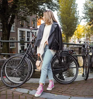 Converse Pink High Sneakers de Charlotte Olivia en la cuenta de Instagram @iamcharlotteolivia