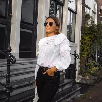 An­kle Jeans Black of Charlotte Olivia on the Instagram account @iamcharlotteolivia