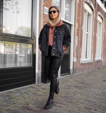 Chaqueta de mezclilla negra de Charlotte Olivia en la cuenta de Instagram @iamcharlotteolivia