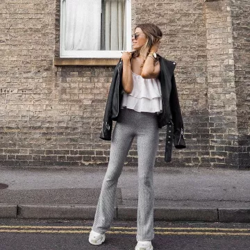 Pantalón acanalado Flare de Charlotte Olivia en la cuenta de Instagram @iamcharlotteolivia