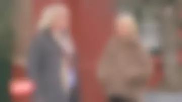 El abrigo corto de piel de Sophie Davant en Affaire conclue