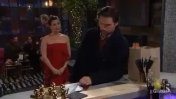 Cinq ã sept Red Strpless Ruffle Dress usado por Chelsea Lawson Newman (Melissa Claire Egan) como se ve en The Young and the Restless 29 de enero de 2020