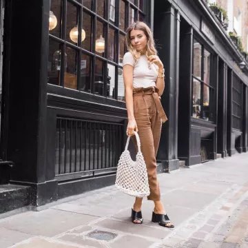 H&M Pa­per Bag Trousers of Charlotte Olivia on the Instagram account @iamcharlotteolivia