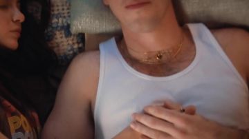 Débardeur blanc de Lauv dans Lauv - Tatouages Ensemble [Vidéo Officielle]