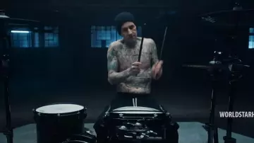 Rick owens negros pantalones de carga cónicos de Travis Barker en el video musical Travis Barker - "Gimme Brain" feat. Lil Wayne & Rick Ross (Video Musical Oficial - Exclusivo de WSHH)