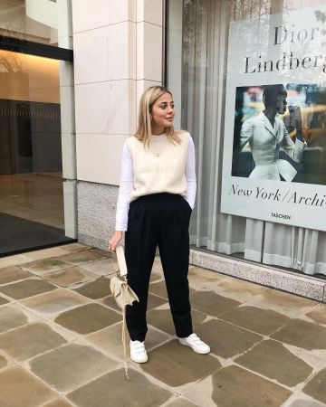 Veja White Es­plar Shoes of Georgia Luisa Allegra Meramo on the Instagram account @glameramo