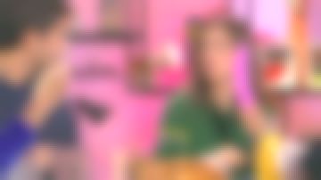 Le pull vert col rond 100% cachemire de Marie Perarnau dans La maison des maternelles le 31.01.2020