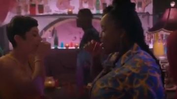 Mono de tigre azul usado por Fran (Lolly Adefope) en Shrill Temporada 2 Episodio 2