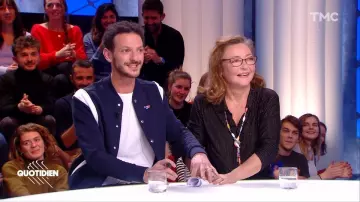 La chaqueta azul marino de Maison Kitsuné usada por Vincent Dedienne en el programa Quotidien del 29 de enero de 2020 