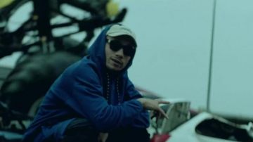 Le sweatshirt bleu à capuche porté par Mister V dans son clip GANG feat. Dosseh