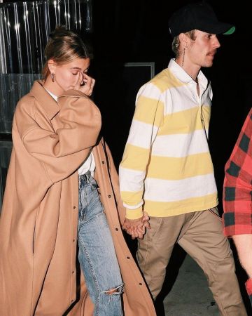 Balenciaga Logo Tab Camisa de algodón usada por Hailey Baldwin Saliendo de la Iglesia 29 de enero de 2020