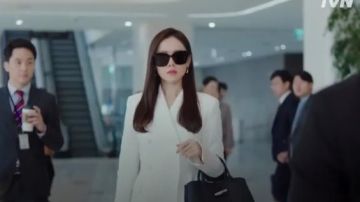 En Cuir noir Sac Fourre-tout porté par Yoon Se-Ri (Son Ye-jin) dans Crash à l'Atterrissage sur Vous de la Saison 1 Épisode 10