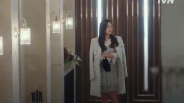 Bolso de terciopelo negro con hebilla rectangular embellecida usado por Yoon Se-Ri (Son Ye-jin) en Crash Landing on You Temporada 1 Episodio 10