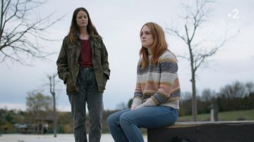 Le pull à maille rayures de Manon Bastide (Mélanie Robert) dans Un si grand soleil