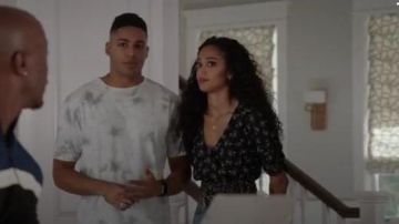 Bailey Lil­ian Top worn by Olivia Baker (Samantha Logan) in All American Saeason 2 Episode 9