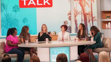 Gibson x Fall Re­fresh Fan­cy Ash­ley Wo­ven Scal­lop Top worn by Sheryl Underwood on The Talk January 30, 2020