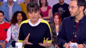 Le pull col rond color block manches courtes de Emilie Papatheodorou dans Clique le 30.01.2020