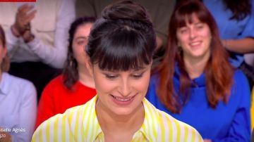 La Chemise boyfriend coupe ample blanc rayé jaune de Eva Bester dans Clique le 24.01.2020