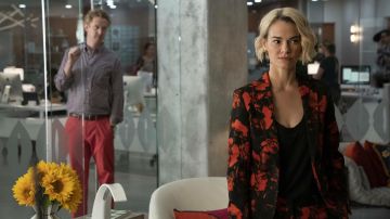 Chaqueta de traje de patrón usada por Alice Pieszecki (Leisha Hailey) como se ve en The L Word Generation Q (Temporada 1 Episodio 7)

