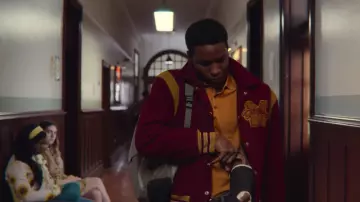 Polo naranja usado por Jackson Marchetti (Kedar Williams-Stirling) en Sex Education (S02E03)