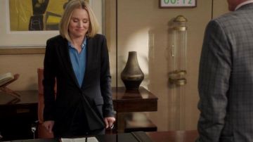 La chaqueta blazer negra de Eleanor Shellstrop (Kristen Bell) en The Good Place (S04E01)