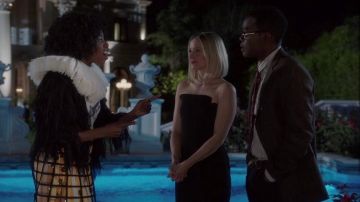 Vestido bustier negro de Eleanor Shellstrop (Kristen Bell) en The Good Place (S04E01)