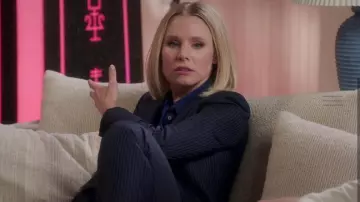 La veste de tailleur à rayures de Eleanor Shellstrop (Kristen Bell) dans The Good Place (S04E02)