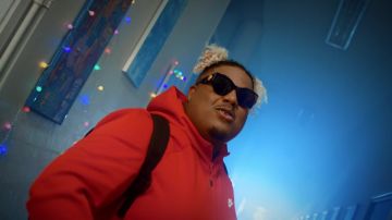 The black glasses Versace of Naza in the clip Going to the big Marwa Loud