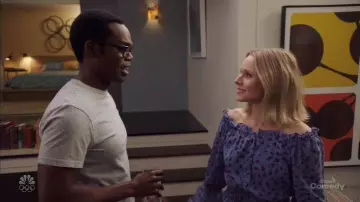 La blouse florale bleue de Eleanor Shellstrop (Kristen Bell) dans The Good Place (S04E13)