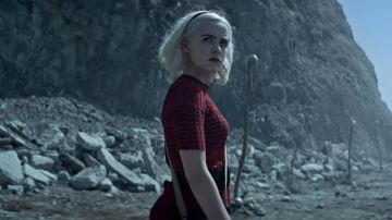 Camiseta roja a rayas de Sabrina Spellman (Kiernan Shipka) en Las nuevas aventuras de Sabrina (S03E5)