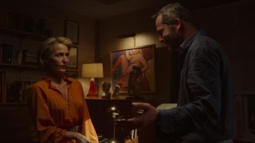 Le collier de Jean Milburn (Gillian Anderson) dans Sex Education (S02E04)