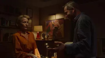 Le collier de Jean Milburn (Gillian Anderson) dans Sex Education (S02E04)