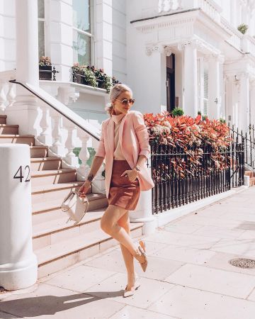 Shoes Pump of Victoria on the Instagram account @inthefrow