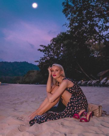 Bolso bandolera de Victoria en la cuenta de Instagram @inthefrow