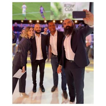 Le pantalon droit taille haute ceinturé à rayures en crêpe Bleu de Isabelle Ithurburu sur le compte Instagram de @isaithurburu