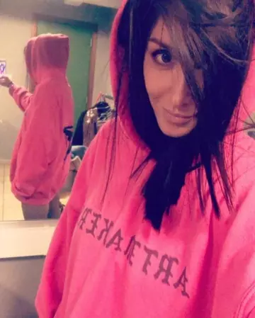 Le sweat Artmakers fushia de Jenifer sur le compte Instagram de @jeniferofficiel