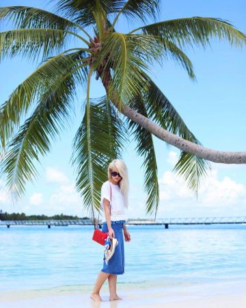 Falda de mezclilla de Victoria en la cuenta de Instagram @inthefrow