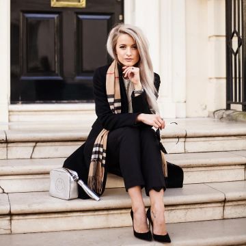 Pantalones delgados de Victoria en la cuenta de Instagram @inthefrow