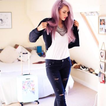 Monki Vest Top en Blanco usado por Victoria en la cuenta de Instagram @inthefrow