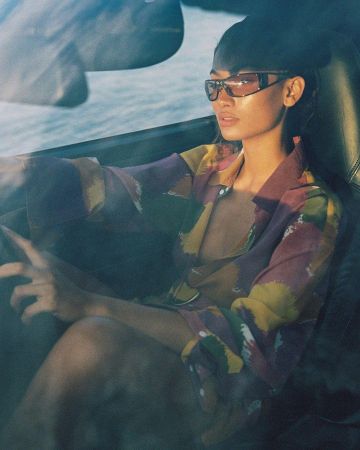 La robe chemise imprimée de Kelly Gale sur le compte Instagram de @kellybellyboom